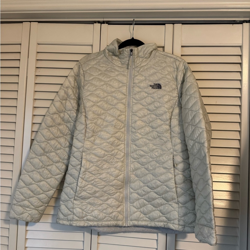 The North Face Women's Light Gray Quilted Puffer Jacket